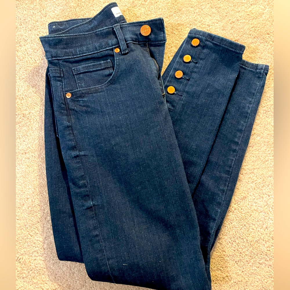 EUC LOFT dark wash skinny jeans with bronze buttons! Size 2/26 🎀
